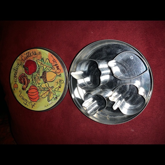 Vintage Tin Miniature Cookie Cutter Set - Picture 2 of 2